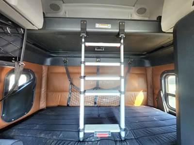 Used 2022 Freightliner Cascadia 126 Sleeper Bunk, Top/Bottom, Black