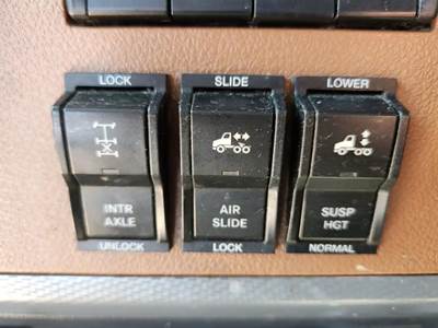 Used 2020 Freightliner Cascadia 126 Miscellaneous Dash Switches