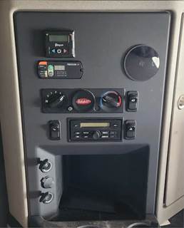 Used 2023 Peterbilt 579 Sleeper Control, Bunk Temp Control and Radio Panel