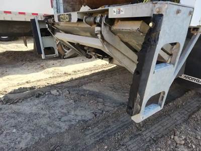 Freightliner M2 106 Liftgate