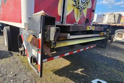 Freightliner M2 106 Liftgate