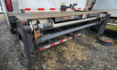 Freightliner M2 106 Liftgate