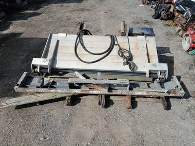 Freightliner M2 106 Liftgate