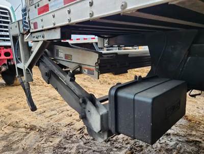 Freightliner M2 106 Liftgate