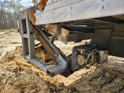 Freightliner M2 106 Liftgate