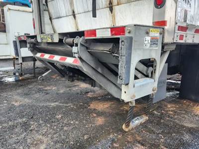 Freightliner M2 106 Liftgate