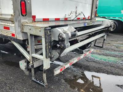 Freightliner M2 106 Liftgate