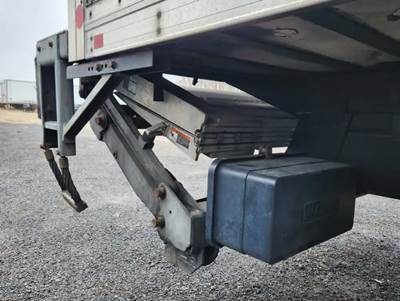 Freightliner M2 106 Liftgate
