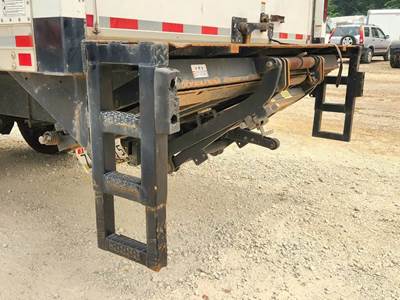 Freightliner M2 106 Liftgate