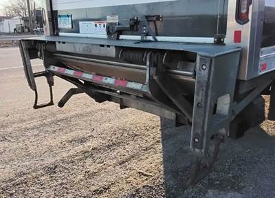 International MV607 Liftgate