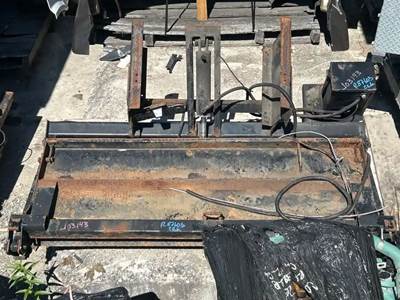 Mitsubishi FM617 Liftgate