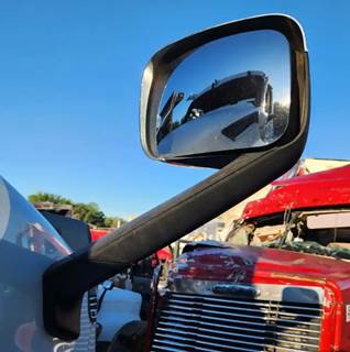 Freightliner Cascadia 126 Right Mirror