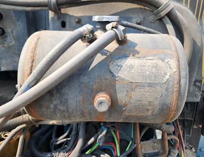 Peterbilt 387 Radiator Overflow Bottle / Surge Tank