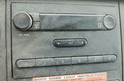 Ford F-750 Radio