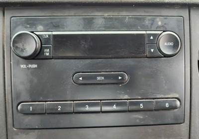 Ford F-750 Radio