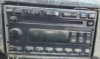 Ford F-750 Radio