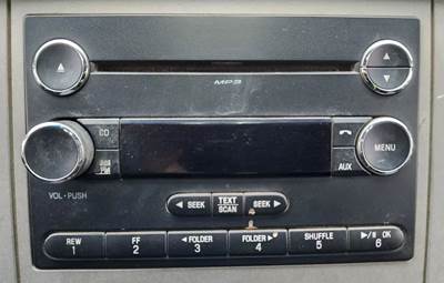 Ford F-750 Radio