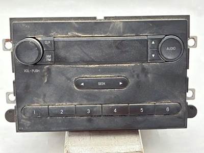 Ford F-750 Radio