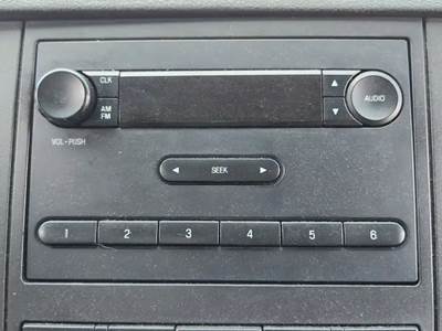 Ford F-750 Radio