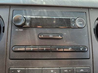 Ford F-750 Radio