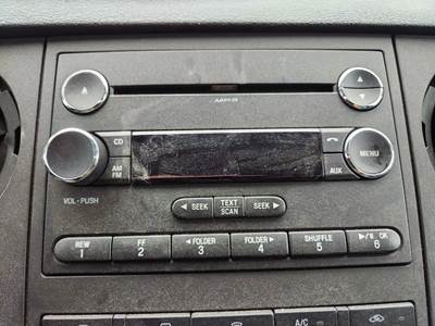 Ford F-750 Radio