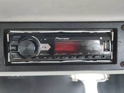 Freightliner FL60 Radio