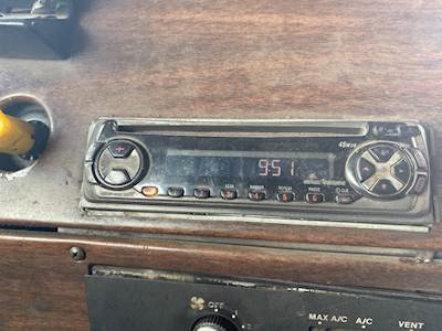 Freightliner FLD120 Radio