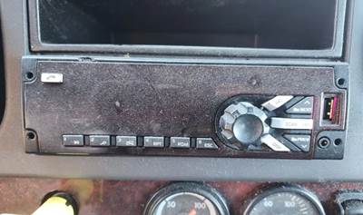 Freightliner M2 106 Radio
