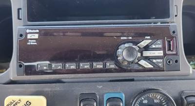 Freightliner M2 106 Radio