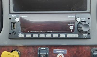 Freightliner M2 106 Radio
