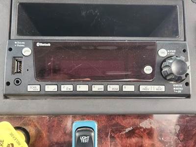 Freightliner M2 106 Radio