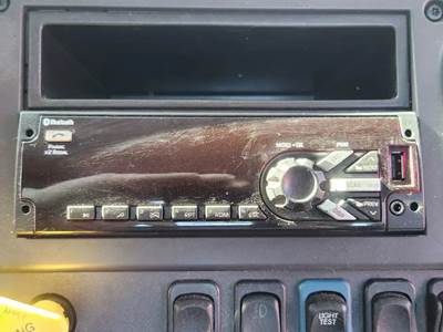 Freightliner M2 106 Radio