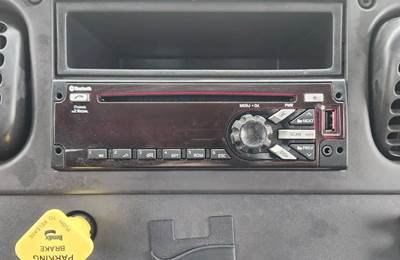 Freightliner M2 106 Radio