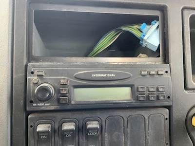 International 7400 Radio