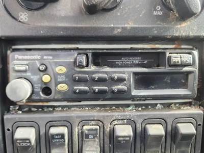 International 7400 Radio
