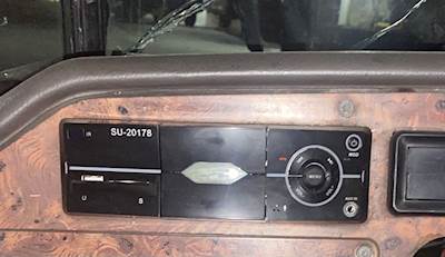 International 9400 Radio