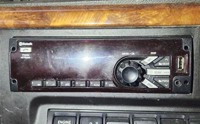 International LT625 Radio