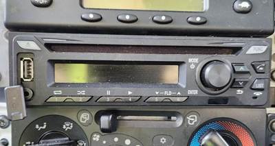 Isuzu NRR Radio