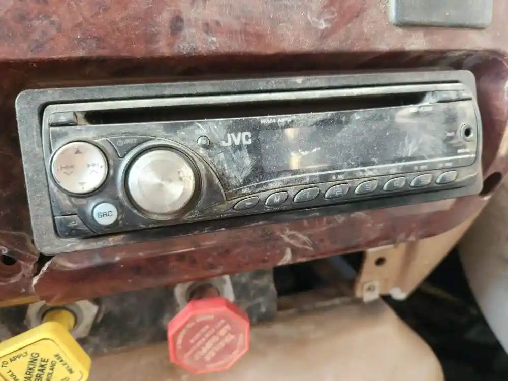 Mack Granite CV713 Radio for a 2004 Mack CV713 Granite For Sale