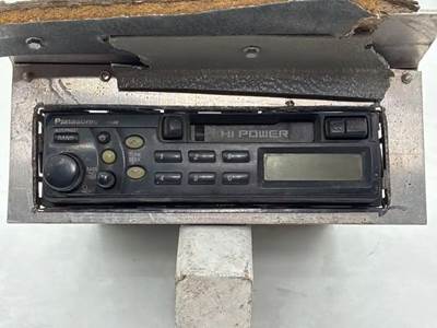 Mack RD688SX Radio