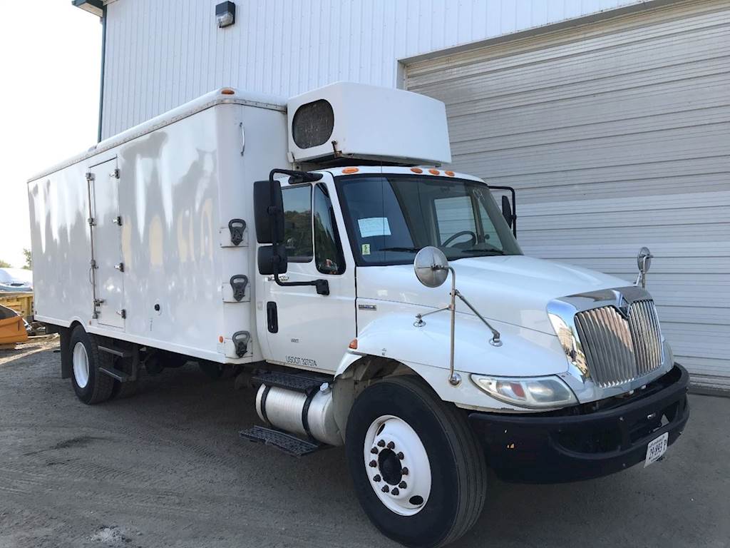 2009 International 4300 SBA 20' Refrigerated Truck with Johnson
