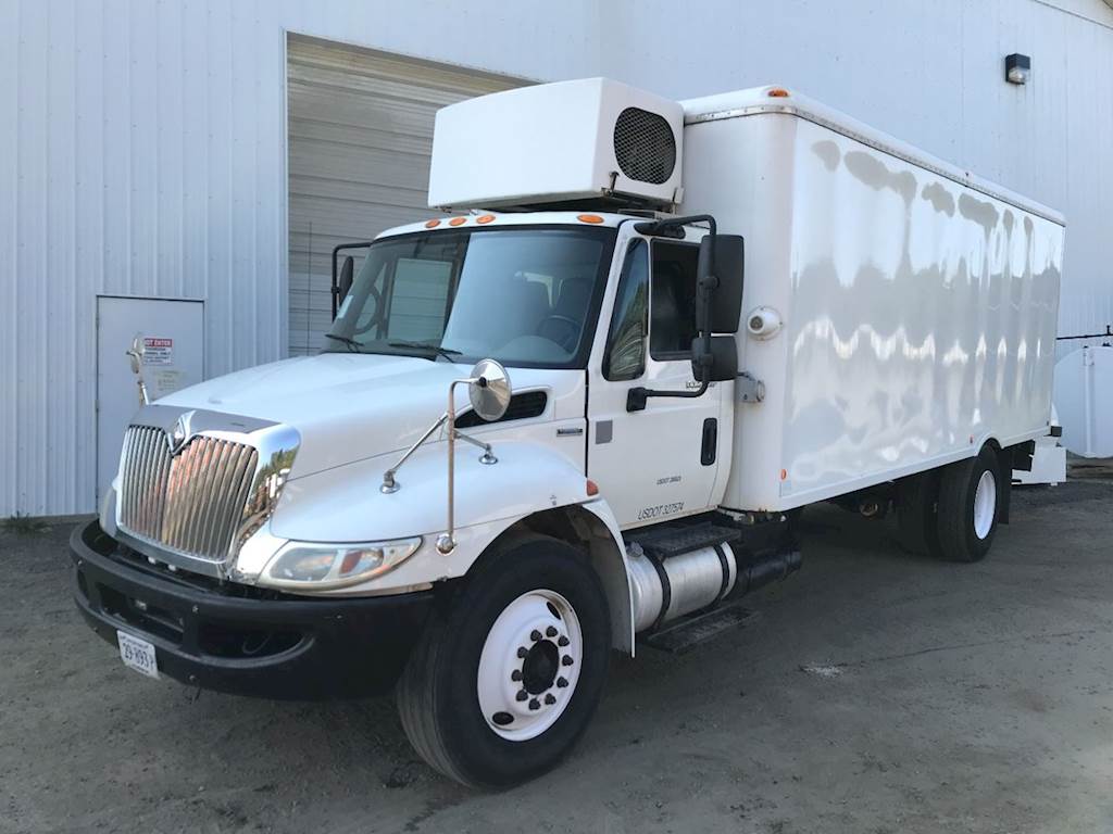 2009 International 4300 SBA 20' Refrigerated Truck with Johnson
