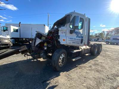 Freightliner Cascadia 113 Salvage Truck