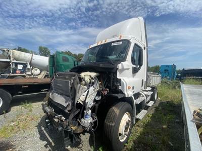Freightliner Cascadia 113 Salvage Truck