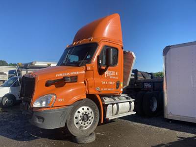 Freightliner Cascadia 113 Salvage Truck