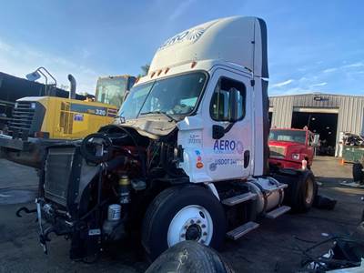 Freightliner Cascadia 113 Salvage Truck