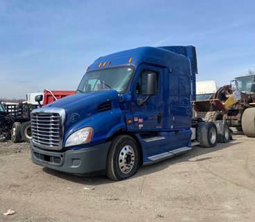 Freightliner Cascadia 113 Salvage Truck