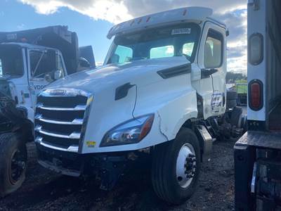 Freightliner Cascadia 113 Salvage Truck