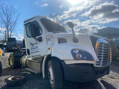 Freightliner Cascadia 113 Salvage Truck