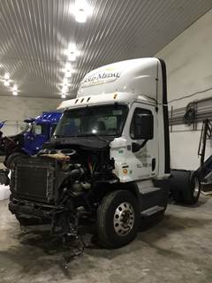 Freightliner Cascadia 113 Salvage Truck